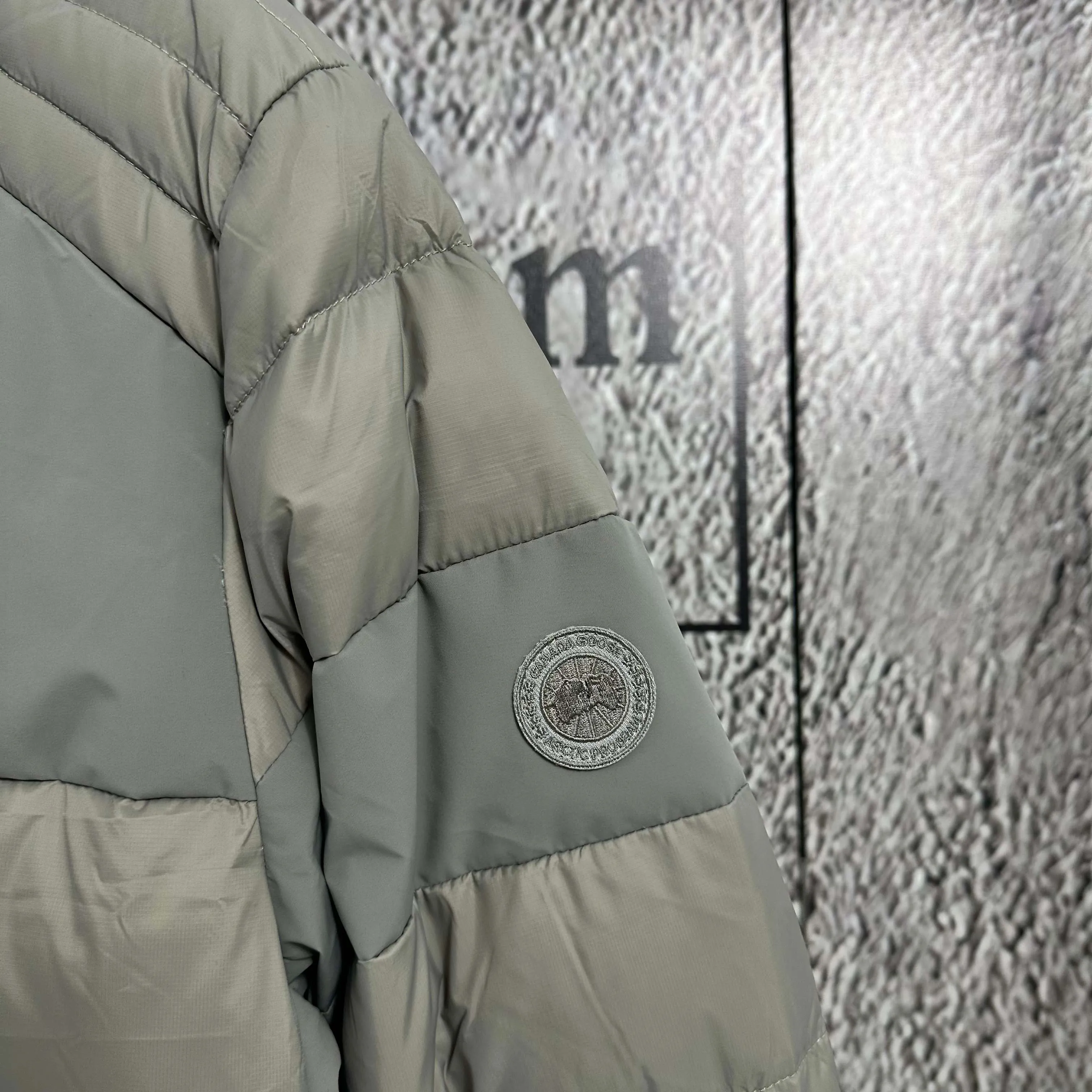 P960 𝙉𝙚𝙬⚜️ CANADA*GOOSE Canada Goose 25-year winter light down jacket, 90 white duck down filling, windproof and wear-resistant, splicing design upper body effect does not appear bloated Color: Apricot Black Size: 48-56